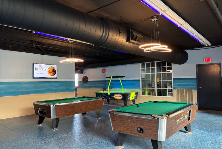 HANG 10 ENTERTAINMENT LOUNGE SPECIALS GRAPHIC