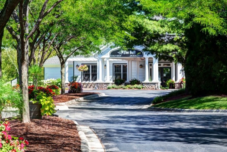 DRIVE UP TO THE BULL AT PINEHURST FARMS CLUBHOUSE WEB